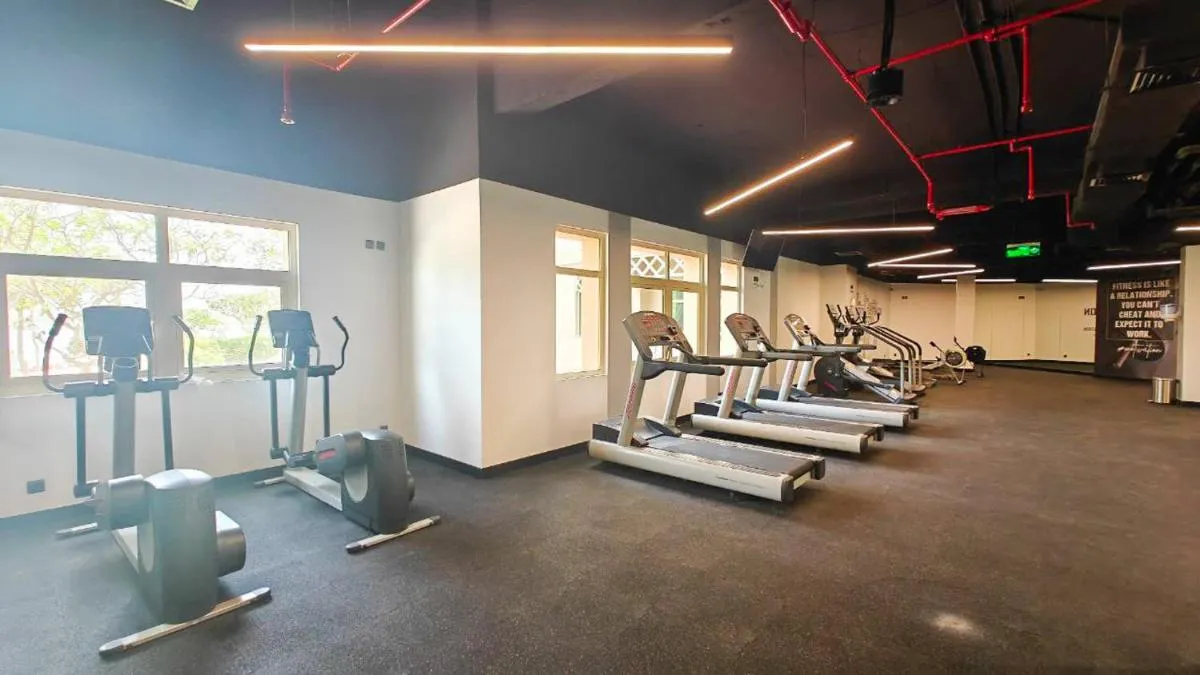 ⁨Free housekeeping visits during your stay - StayShort - 2 Bed in Palm Jumeirah Sleeps 4 with Beach Access⁩ — صورة 31
