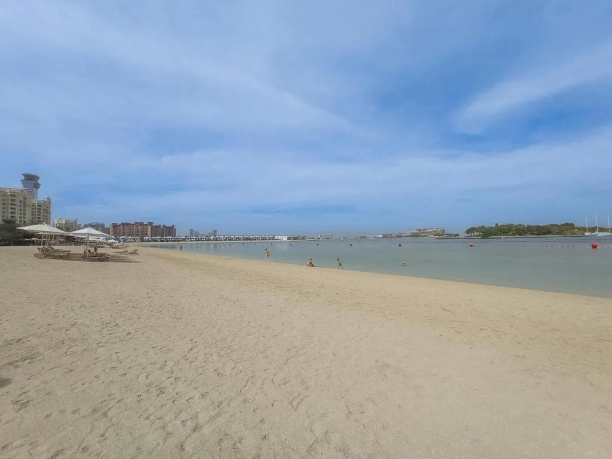 ⁨Free housekeeping visits during your stay - StayShort - 2 Bed in Palm Jumeirah Sleeps 4 with Beach Access⁩ — صورة 32