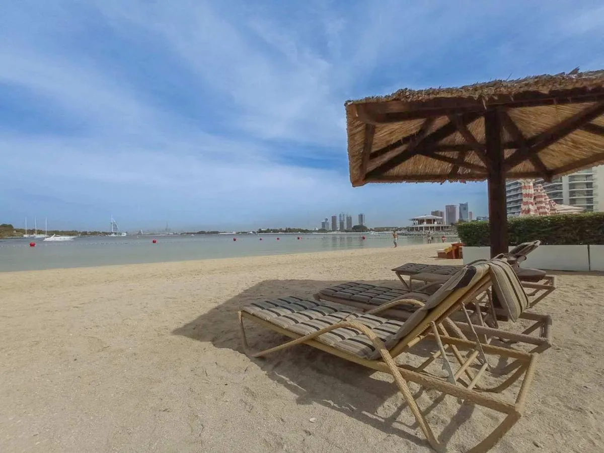 ⁨Free housekeeping visits during your stay - StayShort - 2 Bed in Palm Jumeirah Sleeps 4 with Beach Access⁩ — صورة 33