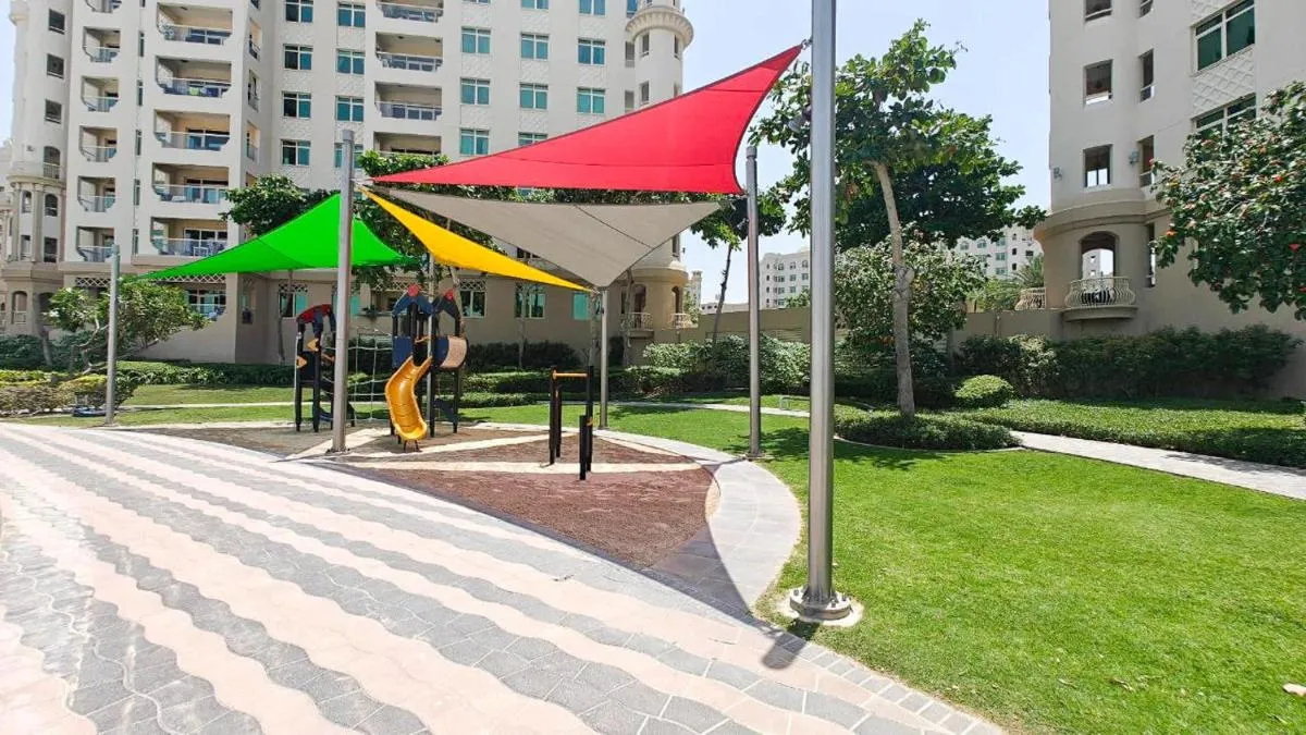 ⁨Free housekeeping visits during your stay - StayShort - 2 Bed in Palm Jumeirah Sleeps 4 with Beach Access⁩ — صورة 34