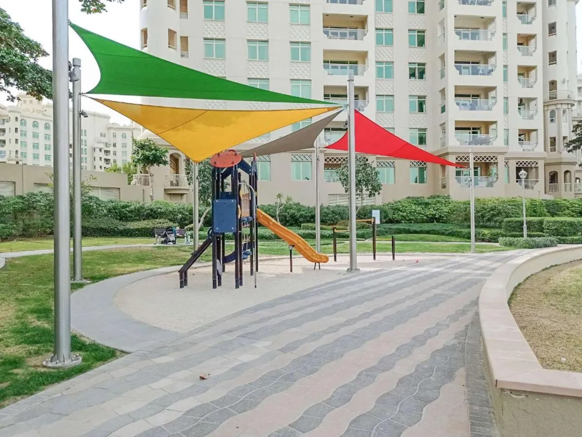 ⁨Free housekeeping visits during your stay - StayShort - 2 Bed in Palm Jumeirah Sleeps 4 with Beach Access⁩ — صورة 35