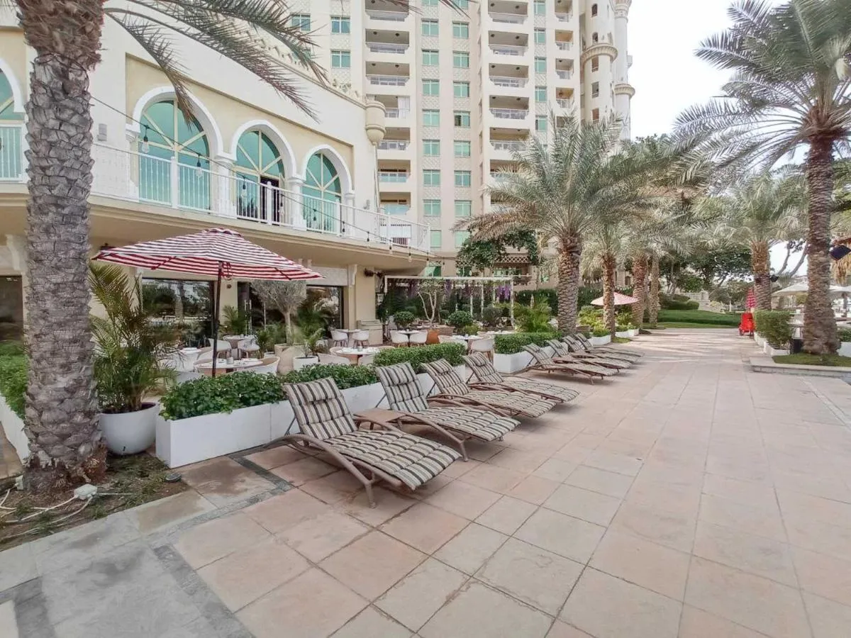 ⁨Free housekeeping visits during your stay - StayShort - 2 Bed in Palm Jumeirah Sleeps 4 with Beach Access⁩ — صورة 36