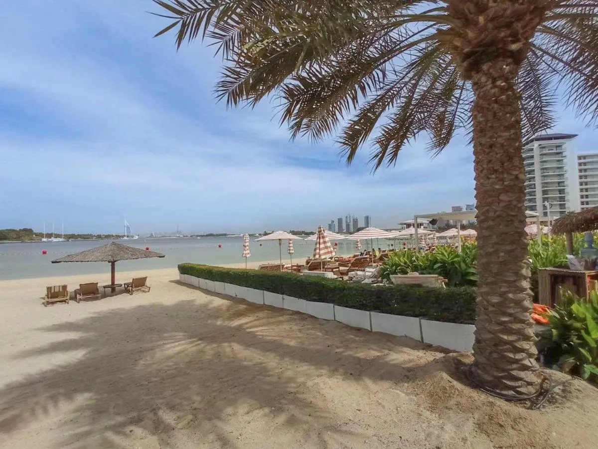 ⁨Free housekeeping visits during your stay - StayShort - 2 Bed in Palm Jumeirah Sleeps 4 with Beach Access⁩ — صورة 8