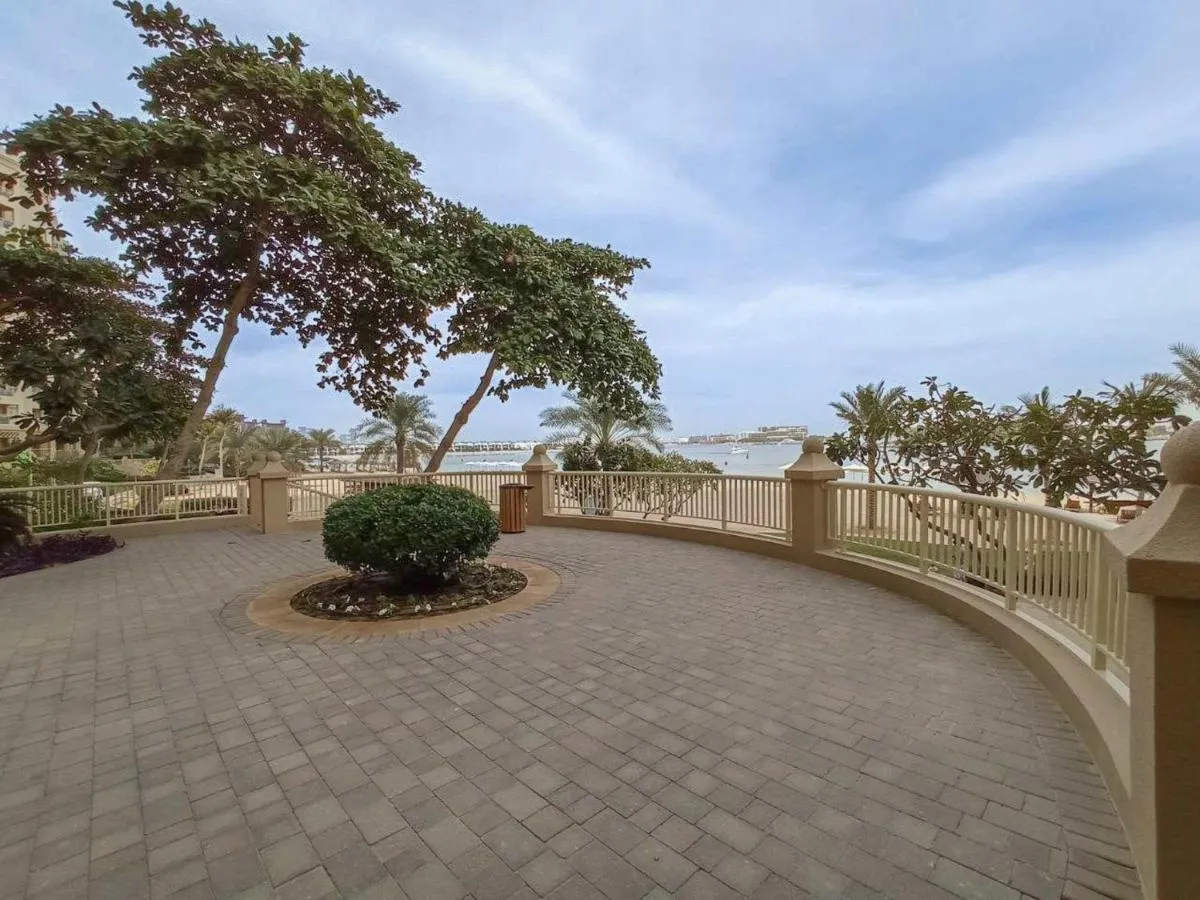 ⁨Free housekeeping visits during your stay - StayShort - 2 Bed in Palm Jumeirah Sleeps 4 with Beach Access⁩ — صورة 37
