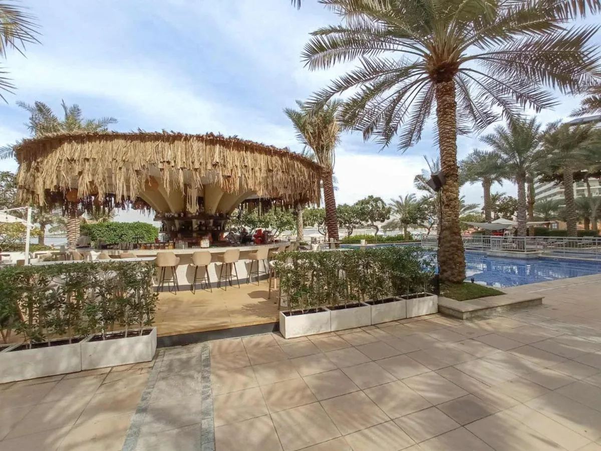 ⁨Free housekeeping visits during your stay - StayShort - 2 Bed in Palm Jumeirah Sleeps 4 with Beach Access⁩ — صورة 38