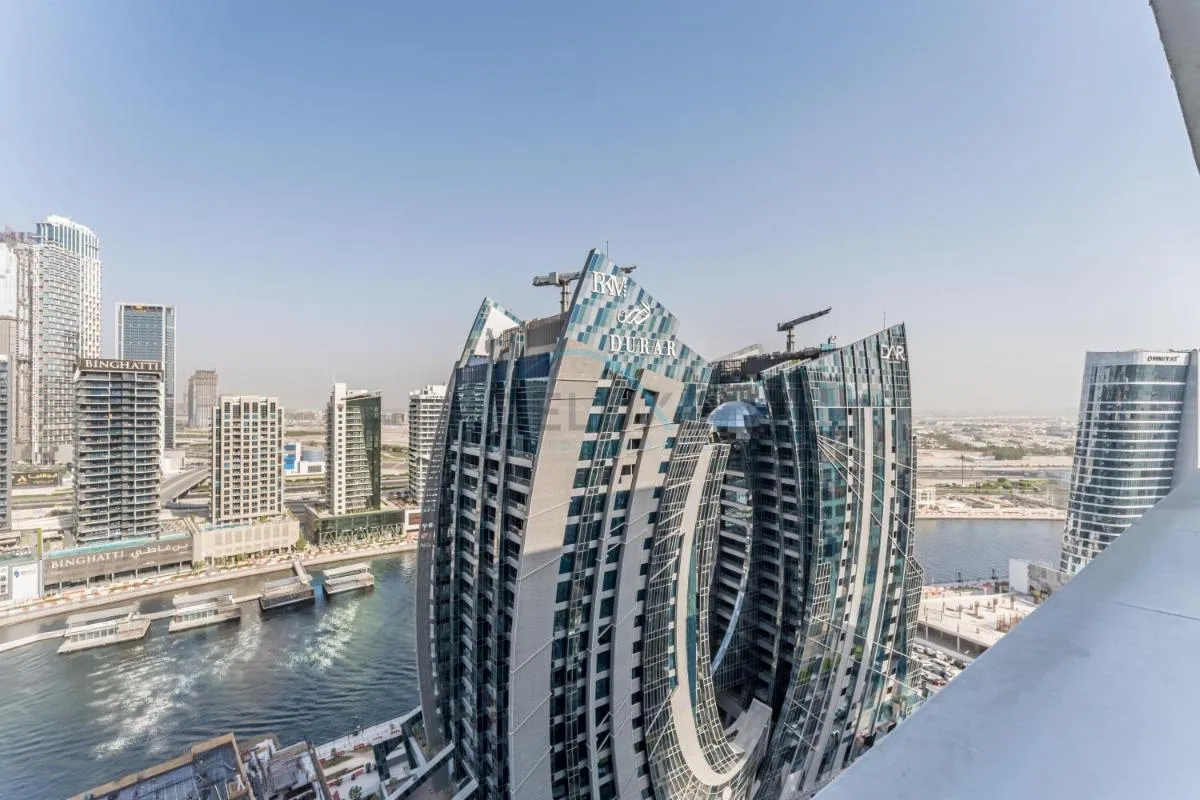 ⁨High-Rise 2BR with Dubai Water Canal View, Quick Access to Downtown, Vera Tower, Business Bay by Deluxe Holiday Homes⁩ — صورة 5