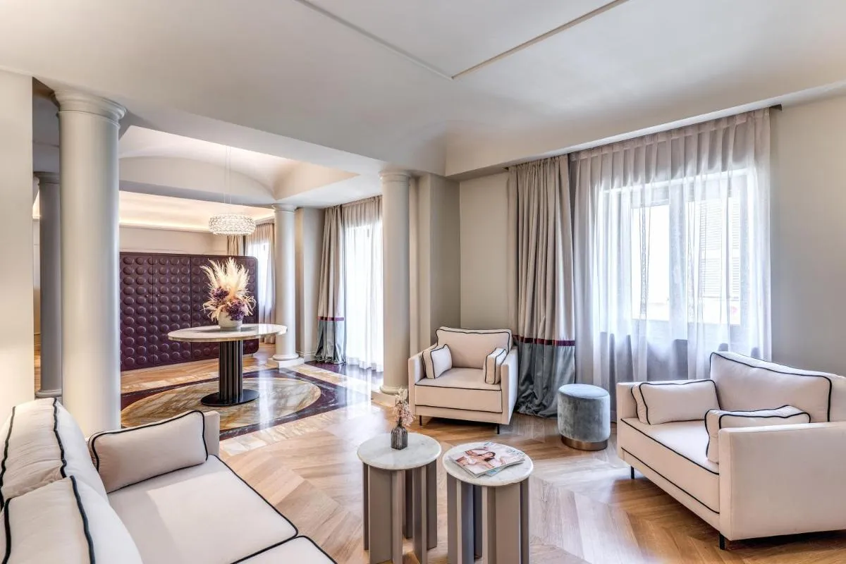 ديمورا كوببلل ادولتس ونلي - روما، إيطاليا