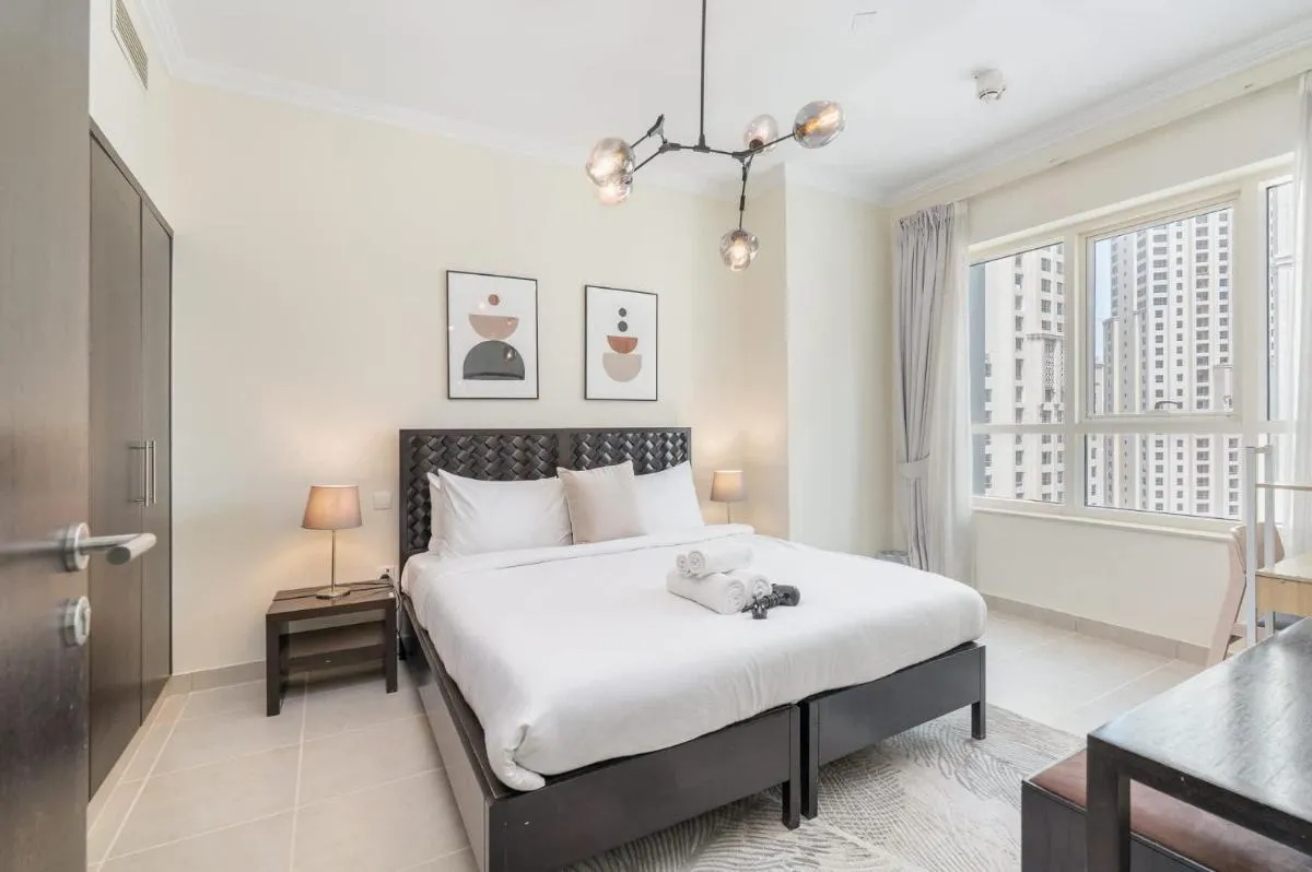 ⁨Free housekeeping visits during your stay - StayShort - Dubai Marina beautiful 1 bed that sleeps 4⁩ — صورة 4