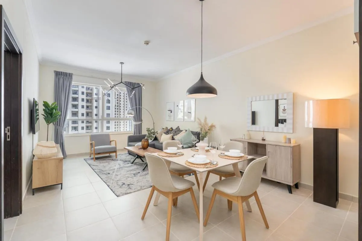 ⁨Free housekeeping visits during your stay - StayShort - Dubai Marina beautiful 1 bed that sleeps 4⁩ — صورة 6