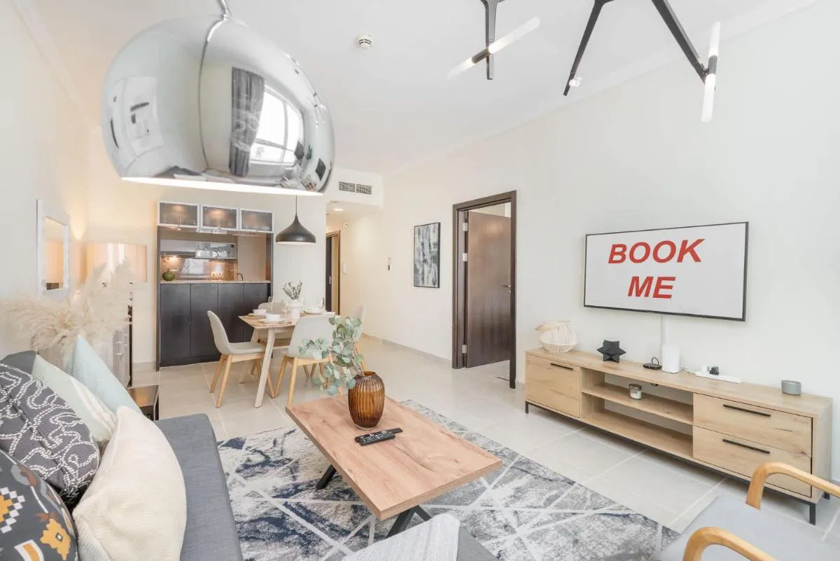 ⁨Free housekeeping visits during your stay - StayShort - Dubai Marina beautiful 1 bed that sleeps 4⁩ — صورة 5