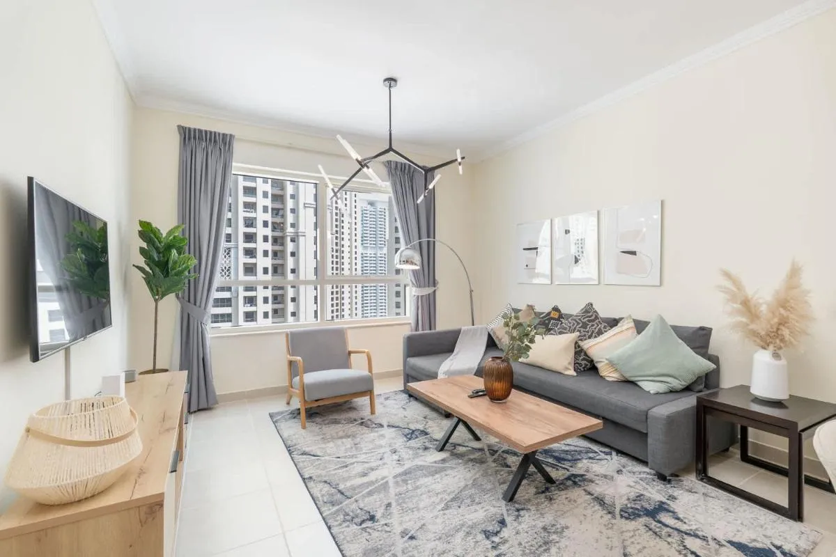 ⁨Free housekeeping visits during your stay - StayShort - Dubai Marina beautiful 1 bed that sleeps 4⁩ — صورة 7