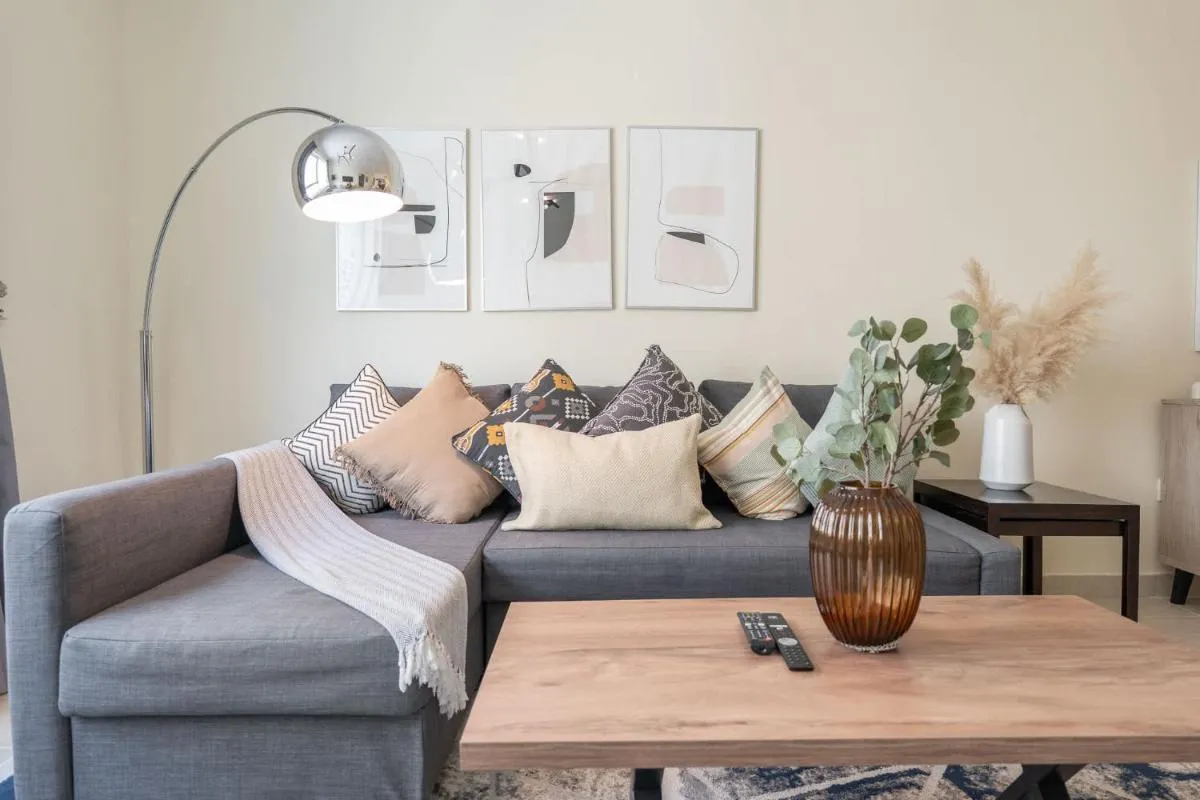 ⁨Free housekeeping visits during your stay - StayShort - Dubai Marina beautiful 1 bed that sleeps 4⁩ — صورة 8
