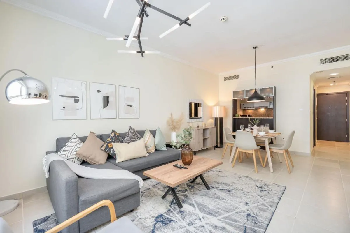 ⁨Free housekeeping visits during your stay - StayShort - Dubai Marina beautiful 1 bed that sleeps 4⁩ — صورة 9