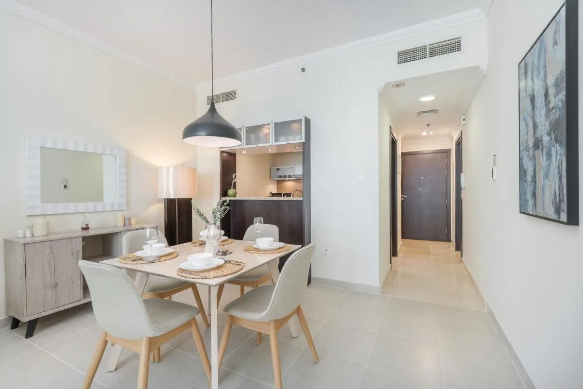 ⁨Free housekeeping visits during your stay - StayShort - Dubai Marina beautiful 1 bed that sleeps 4⁩ — صورة 10
