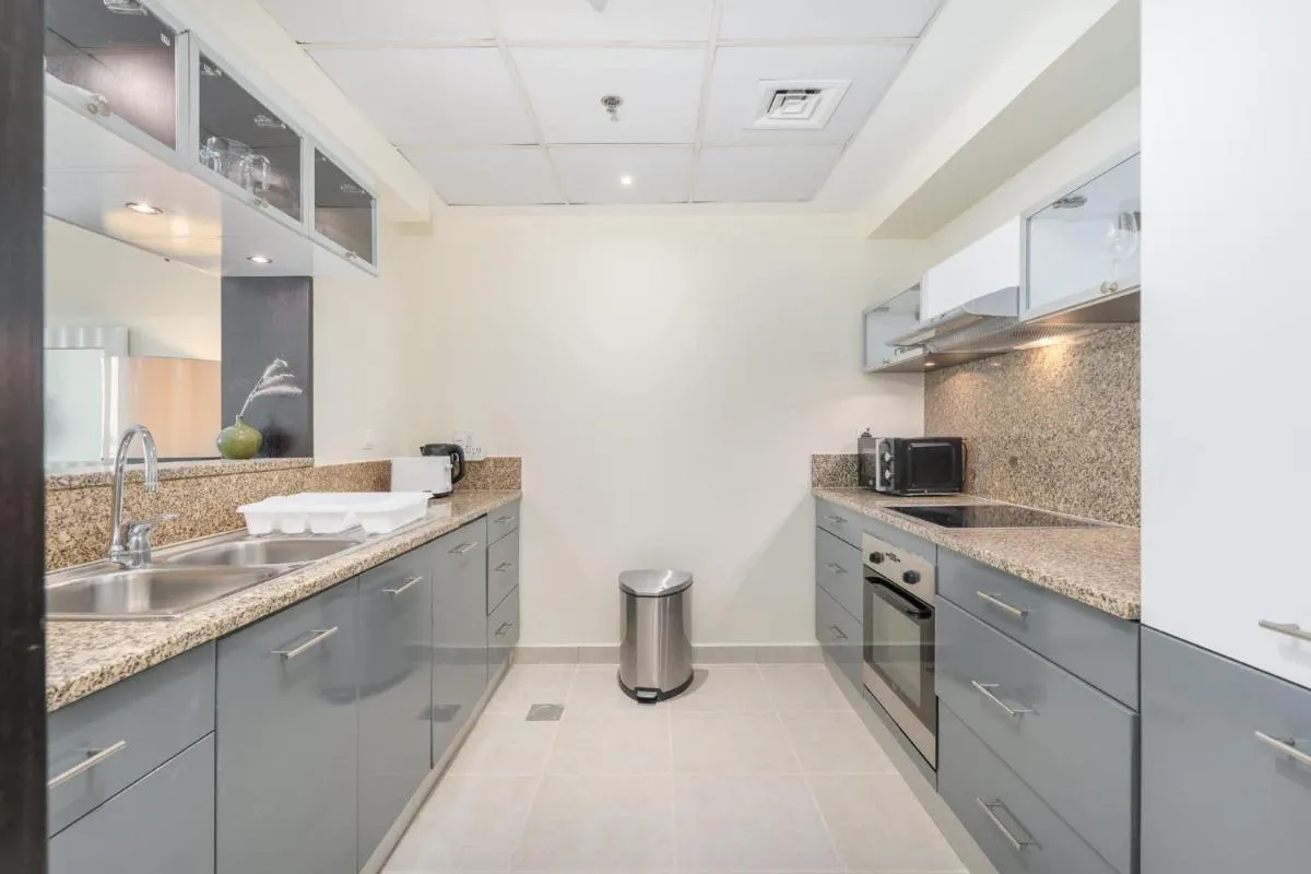 ⁨Free housekeeping visits during your stay - StayShort - Dubai Marina beautiful 1 bed that sleeps 4⁩ — صورة 12