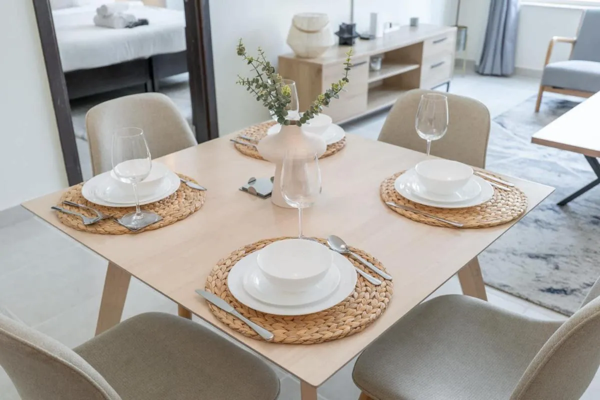 ⁨Free housekeeping visits during your stay - StayShort - Dubai Marina beautiful 1 bed that sleeps 4⁩ — صورة 11