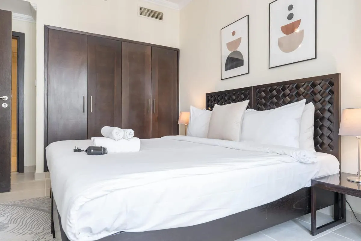 ⁨Free housekeeping visits during your stay - StayShort - Dubai Marina beautiful 1 bed that sleeps 4⁩ — صورة 15