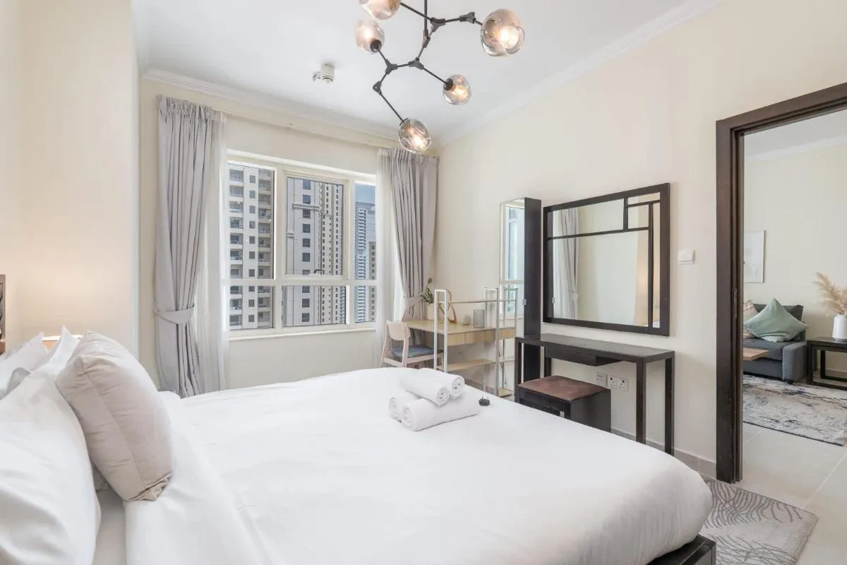 ⁨Free housekeeping visits during your stay - StayShort - Dubai Marina beautiful 1 bed that sleeps 4⁩ — صورة 13