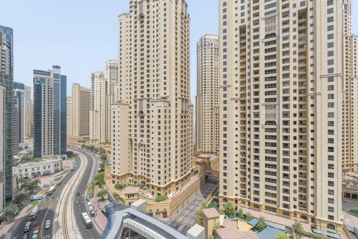 ⁨Free housekeeping visits during your stay - StayShort - Dubai Marina beautiful 1 bed that sleeps 4⁩ — صورة 19