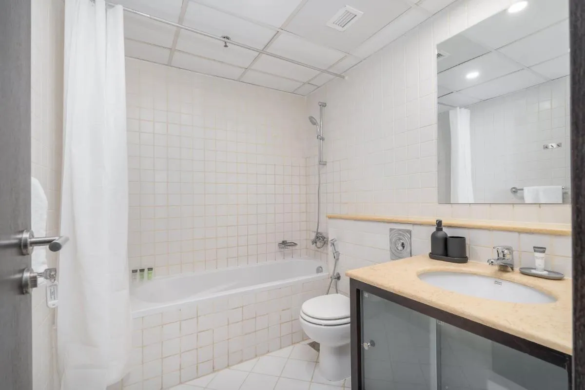 ⁨Free housekeeping visits during your stay - StayShort - Dubai Marina beautiful 1 bed that sleeps 4⁩ — صورة 17
