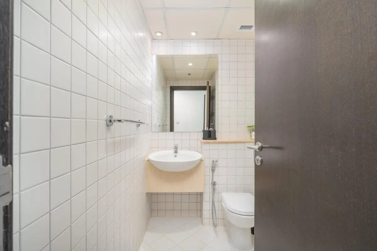 ⁨Free housekeeping visits during your stay - StayShort - Dubai Marina beautiful 1 bed that sleeps 4⁩ — صورة 18