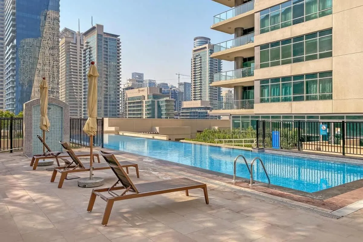 ⁨Free housekeeping visits during your stay - StayShort - Dubai Marina beautiful 1 bed that sleeps 4⁩ — صورة 22