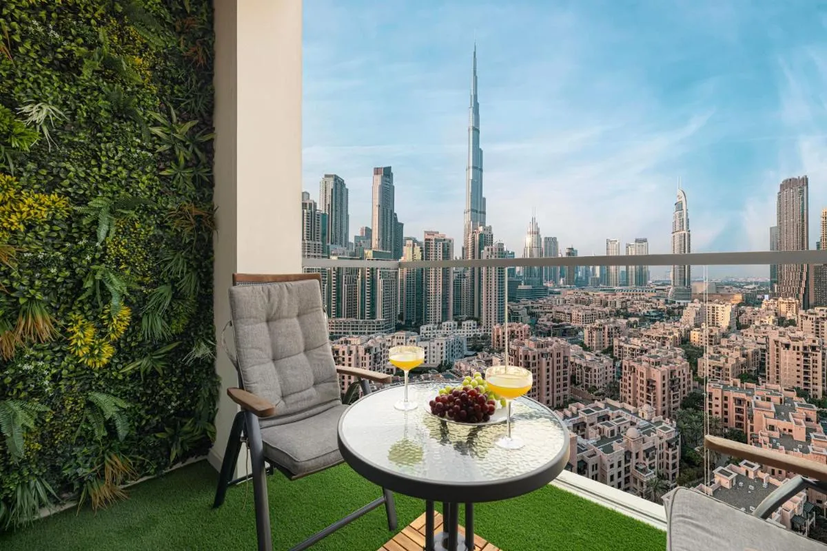 Luxury 2,5BR Burj Khalifa Views with Pool and Gym Access Near Dubai Mall