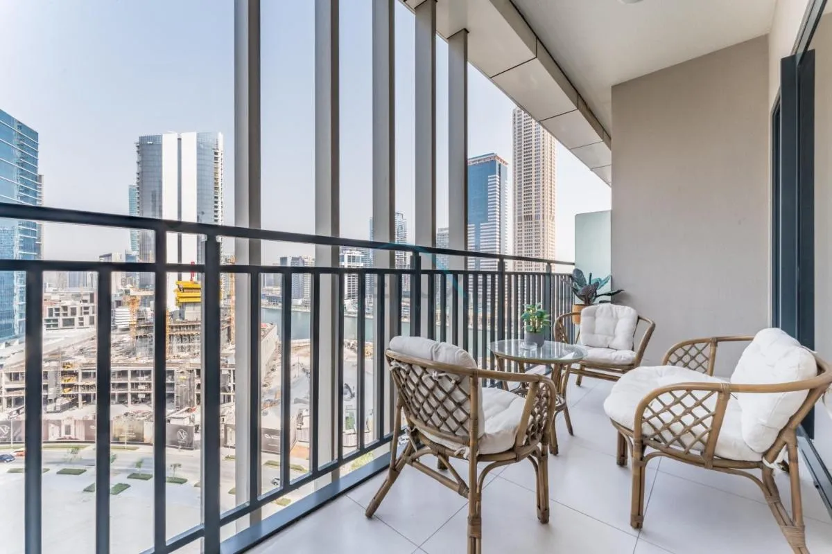 ⁨Facing the Dubai Water Canal 1BR, Minutes from Metro with Easy Downtown Access, Zada Tower, Business Bay by Deluxe Holiday Homes⁩ — صورة 5