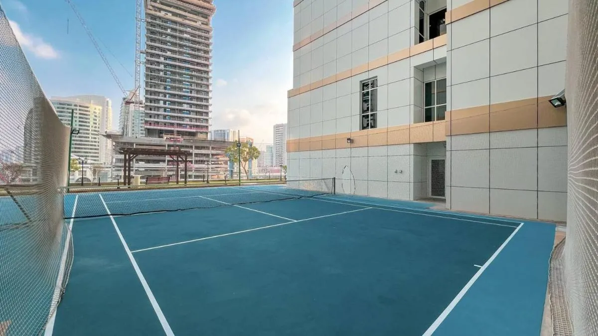 ⁨5 Min to Dubai Mall Lux Stay Tennis Court⁩ — صورة 4