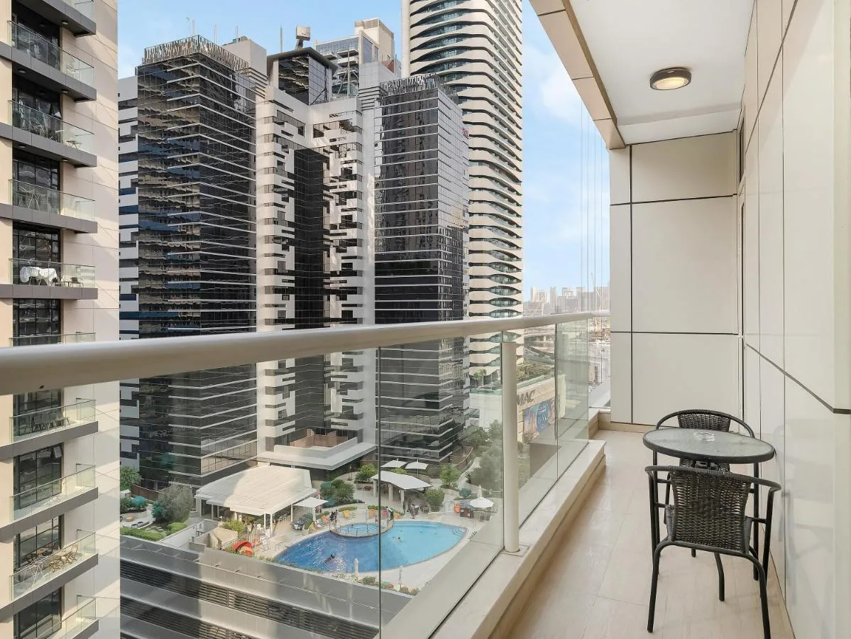 ⁨5 Min to Dubai Mall Lux Stay Tennis Court⁩ — صورة 33