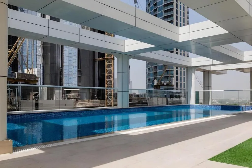 ⁨5 Min to Dubai Mall Lux Stay Tennis Court⁩ — صورة 34