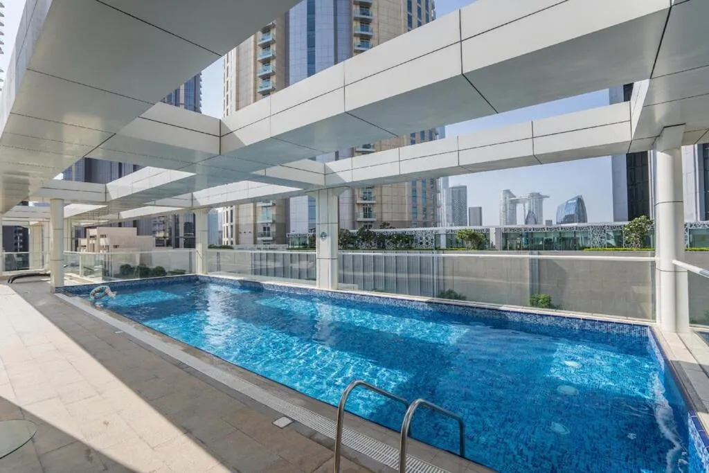 ⁨5 Min to Dubai Mall Lux Stay Tennis Court⁩ — صورة 36