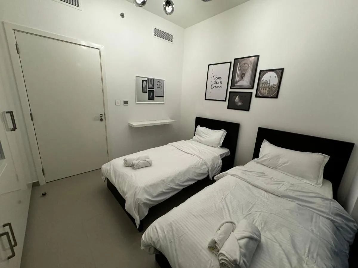 ⁨2min Walk to Dubai Mall - 2BR - Infinity Pool & Gym - Burj Khalifa⁩ — صورة 3