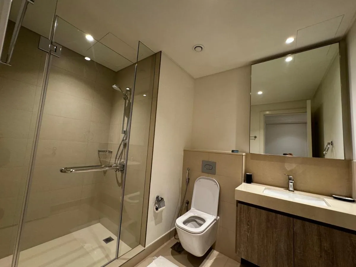 ⁨2min Walk to Dubai Mall - 2BR - Infinity Pool & Gym - Burj Khalifa⁩ — صورة 6