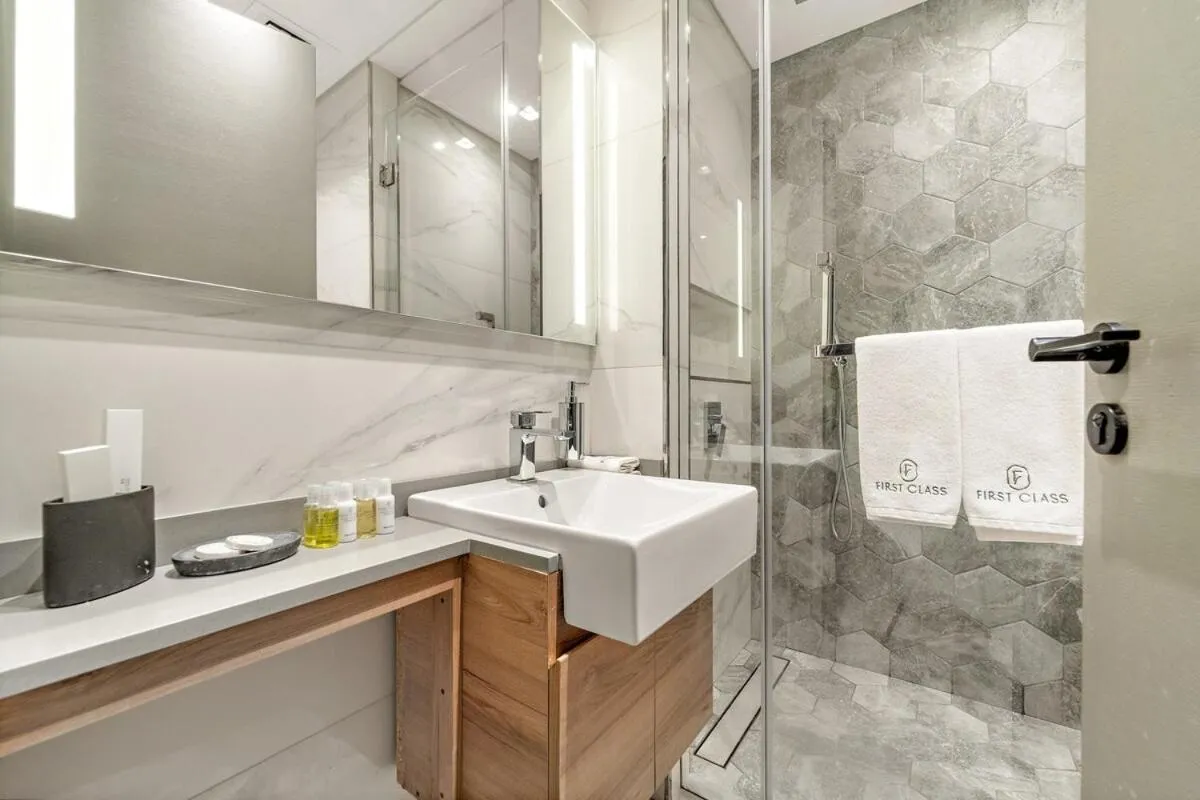 ⁨FIRST CLASS 2BR Pool View and near Dubai Mall⁩ — صورة 6