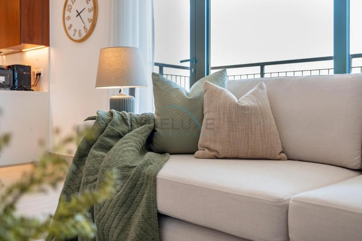 Urban Beachside 2BR with a Glimpse of Burj Khalifa, Near Jumeirah Beaches, Short Drive to Mercato Mall, La Sirene Building 4, Jumeirah by Deluxe Holiday Homes — صورة 4