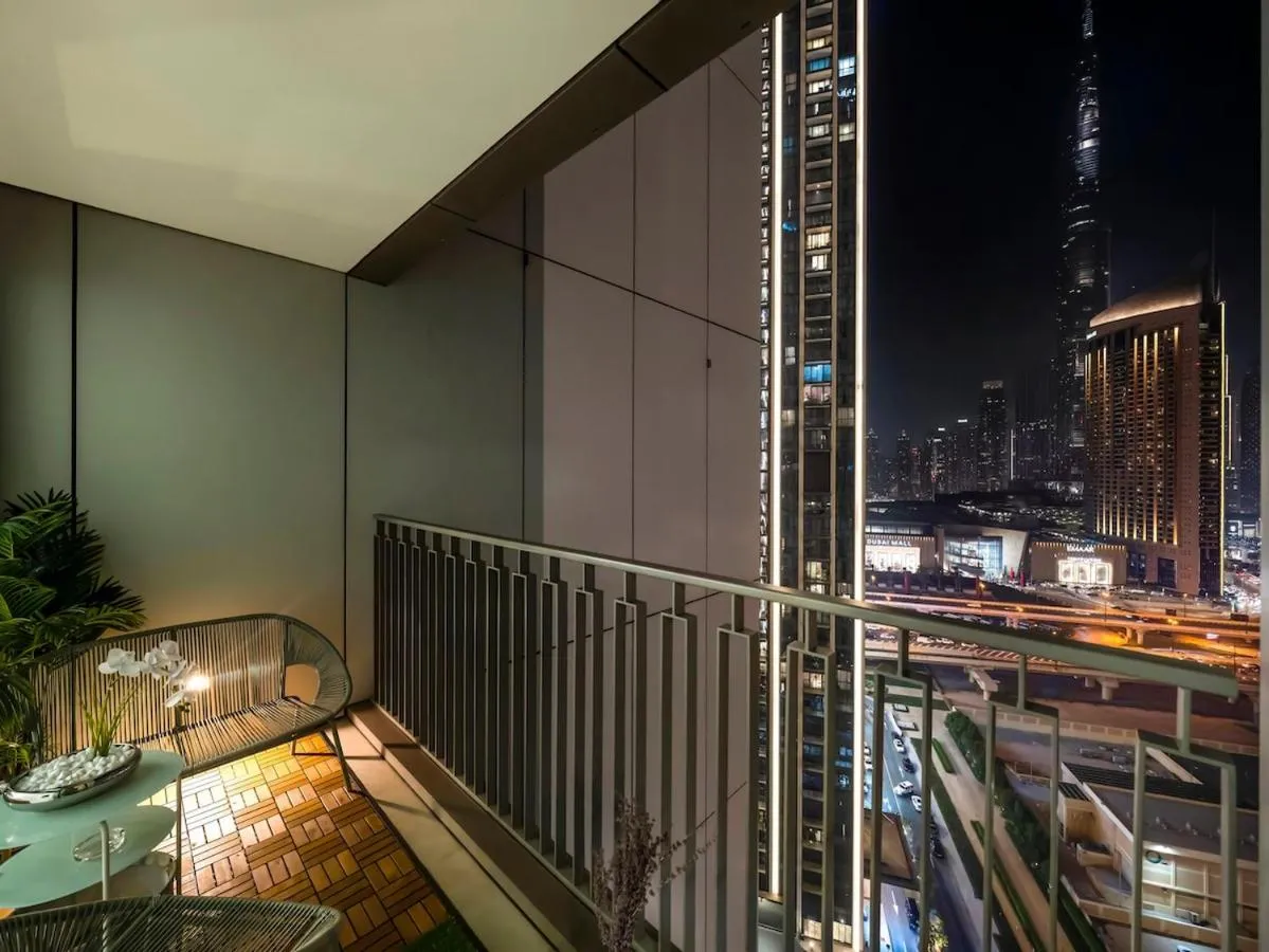 ⁨Stunning 2BR Dubai Mall Pool Gym Burj Khalifa⁩ — صورة 4