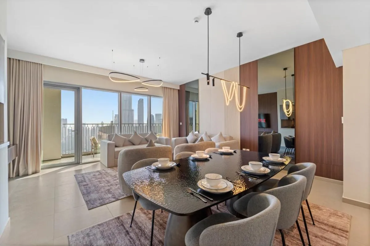 ⁨Luxury 4BR with full Burj Khalifa and Fountain View - 5Min to Dubai Mall⁩ — صورة 4