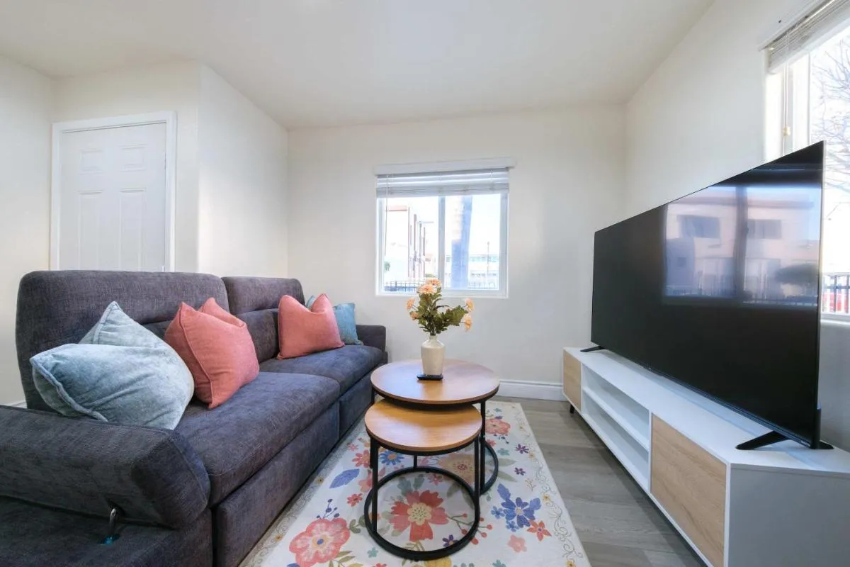 مودرن لوكس إنجناح باي وسك شارد ليفينغ — صورة 2