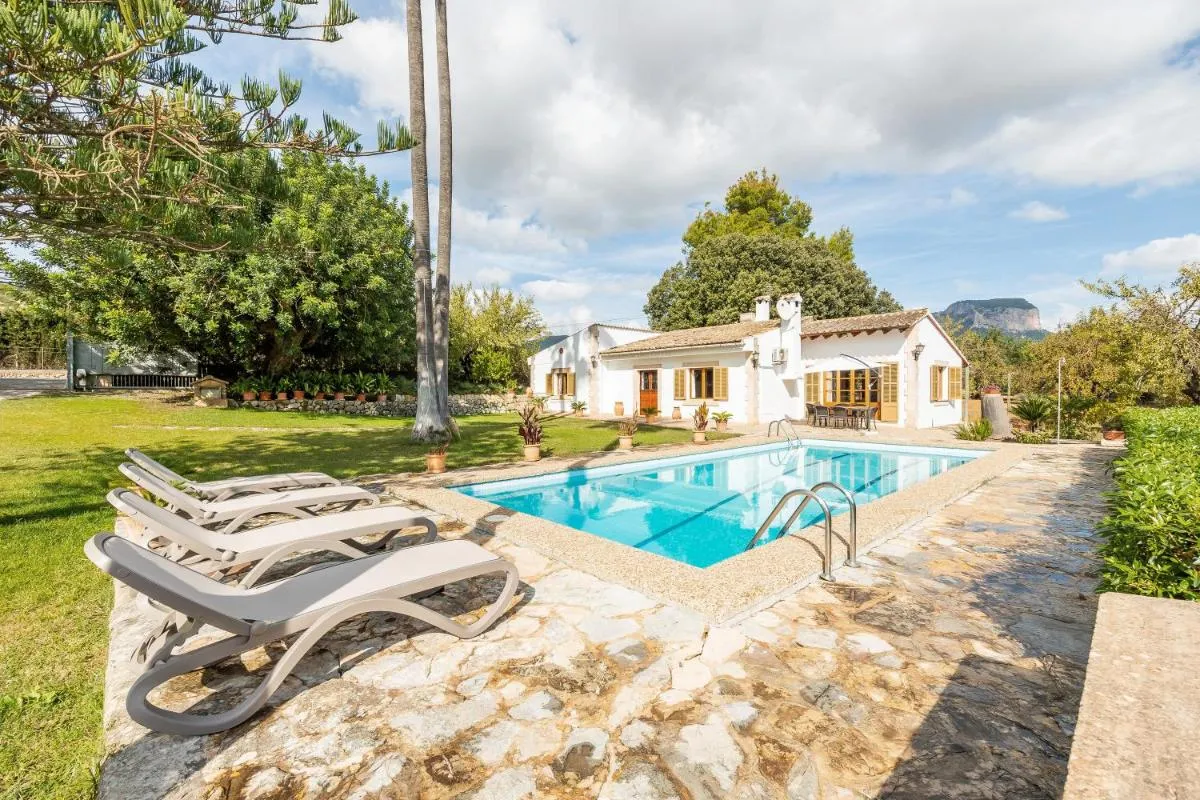 كوزي كونتري هاوس بانيولس - مايوركا، إسبانيا