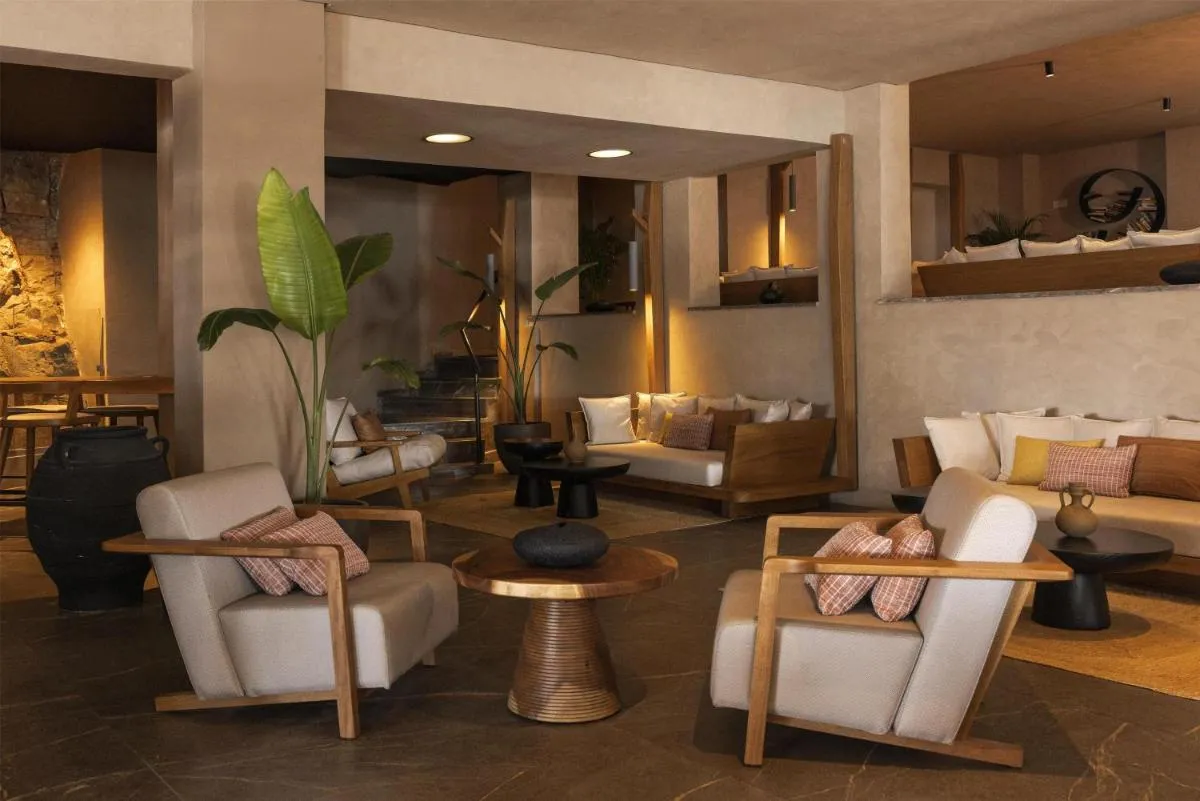 دوميس اولوس يلووندا, ادولتس ونلي, سوريو سولليستيون بي هيلتون — صورة 2