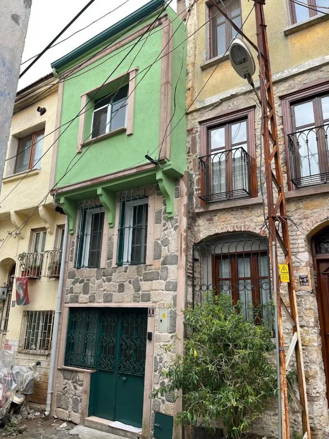 Cross House Historical Greek House with 3 Floors and Courtyard - Ayvalık، تركيا