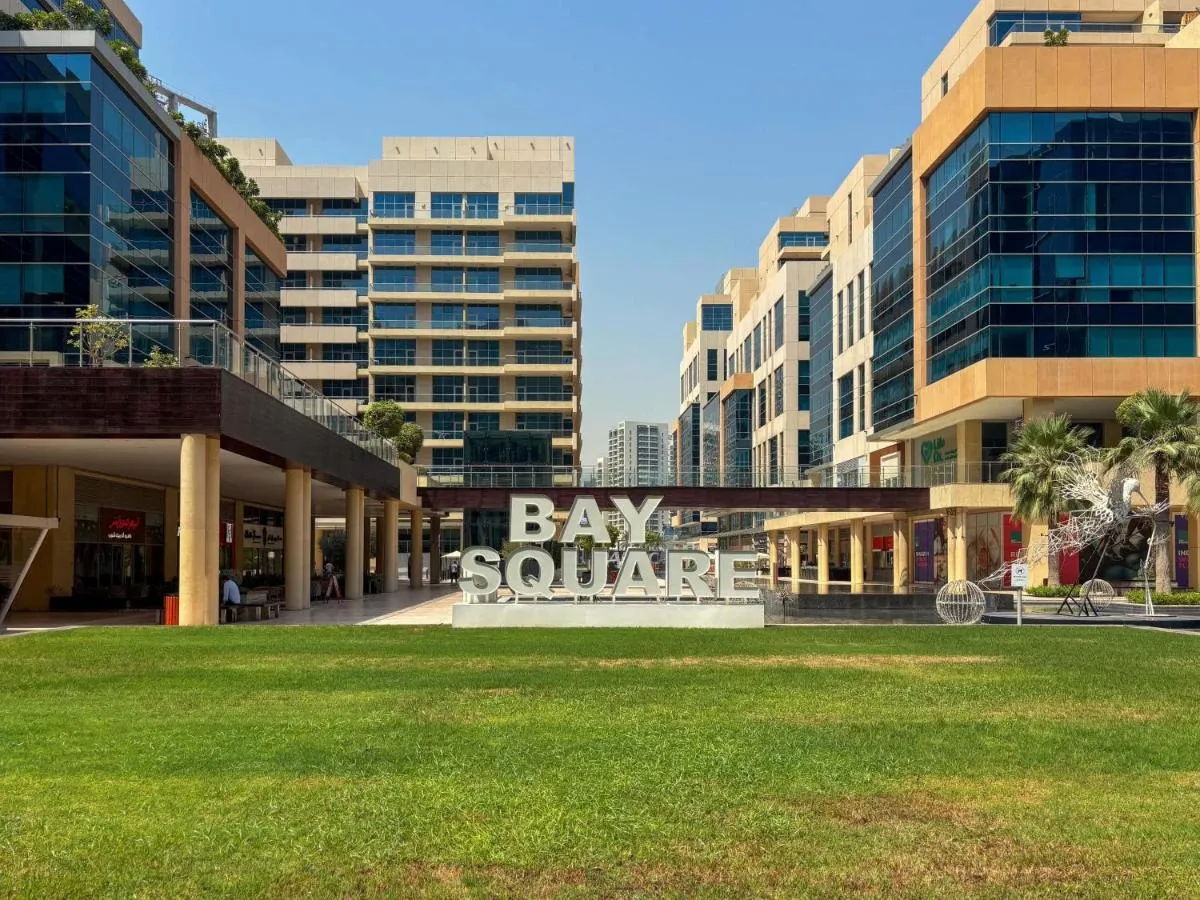 ⁨Frank Porter - Bay Square⁩ — صورة 28