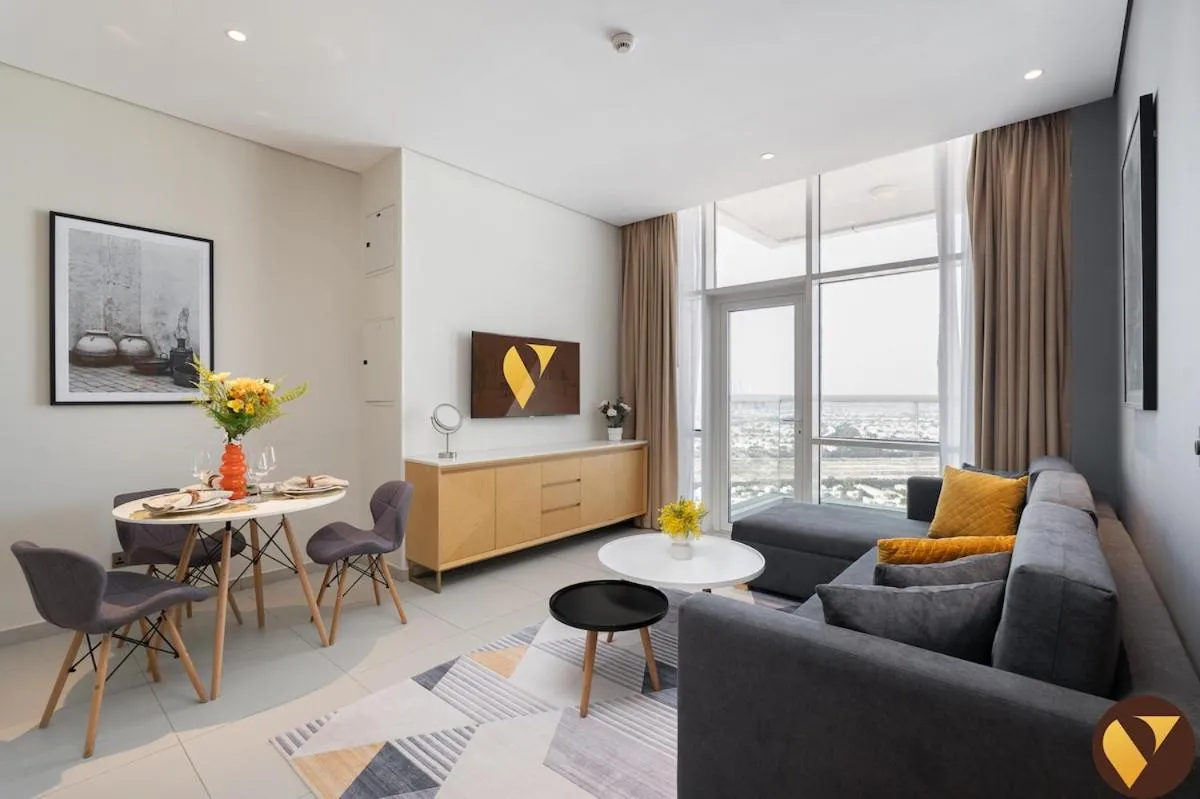 Vogue JVT Novotel near Springs Souk Mall, One Bedroom apartment with Balcony and Vibrant Community View, Access to all Amenities — صورة 2