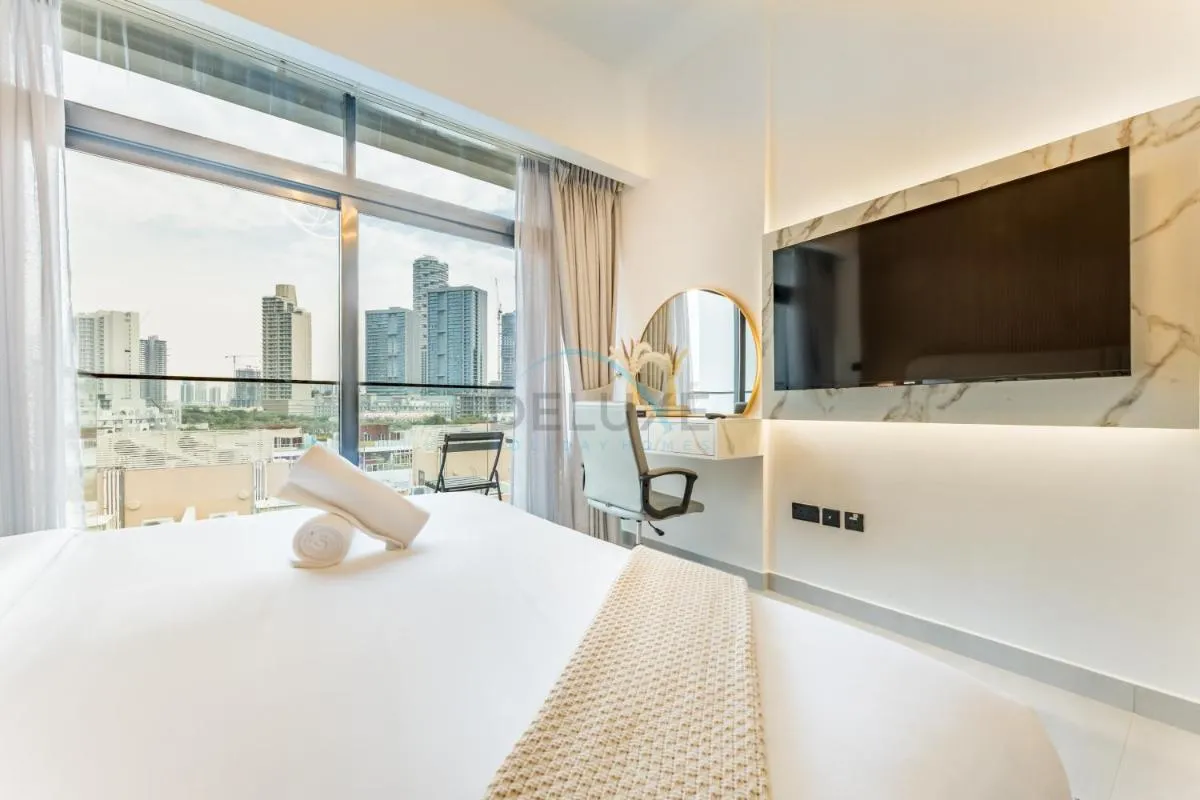 ⁨Community View 1BR, Just 15minutes to Miracle Garden - Oxford Boulevard, Jumeirah Village Circle by Deluxe Holiday Homes⁩ — صورة 7