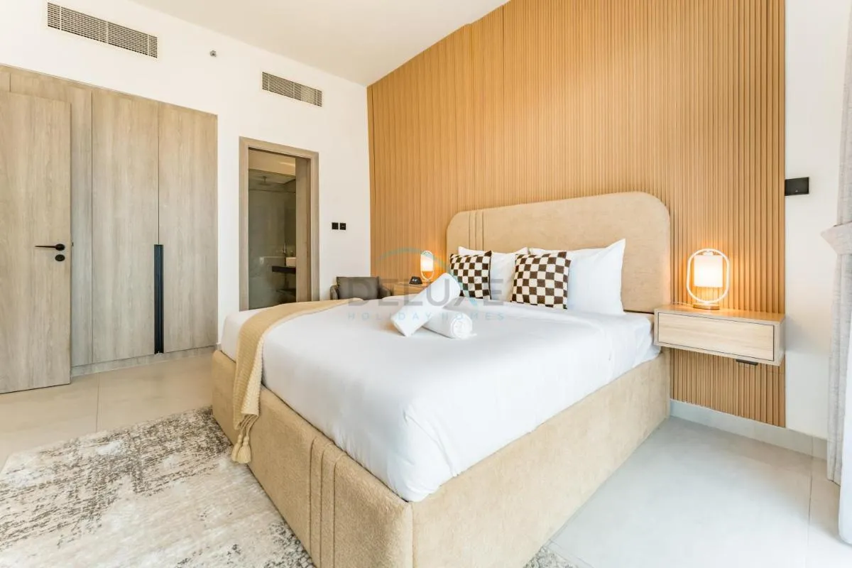 ⁨Community View 1BR, Just 15minutes to Miracle Garden - Oxford Boulevard, Jumeirah Village Circle by Deluxe Holiday Homes⁩ — صورة 8