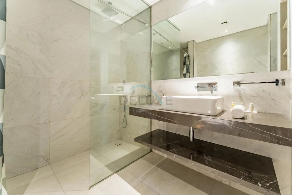 ⁨Community View 1BR, Just 15minutes to Miracle Garden - Oxford Boulevard, Jumeirah Village Circle by Deluxe Holiday Homes⁩ — صورة 9
