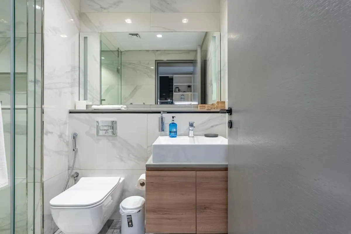 ⁨MAG318, Modern Studio Apartment with Great Amenities and Canal View, 5min Walk to Dubai Mall⁩ — صورة 48