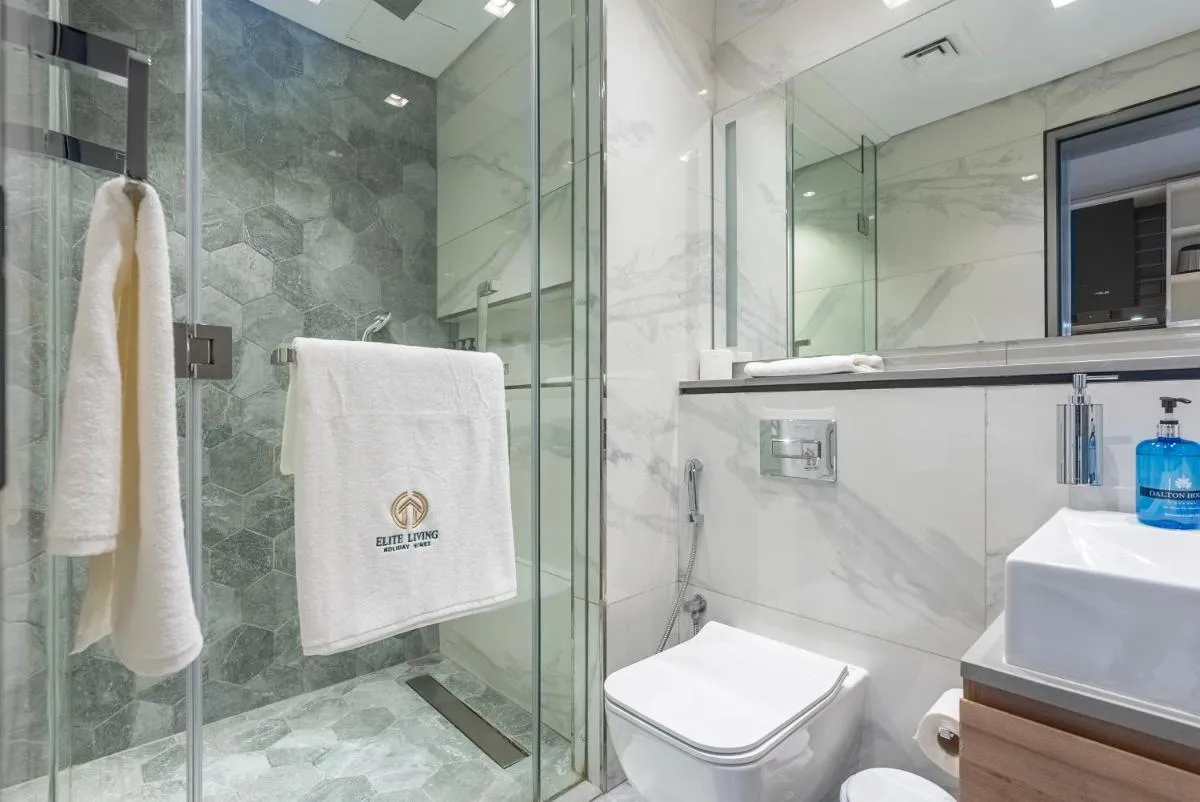 ⁨MAG318, Modern Studio Apartment with Great Amenities and Canal View, 5min Walk to Dubai Mall⁩ — صورة 50