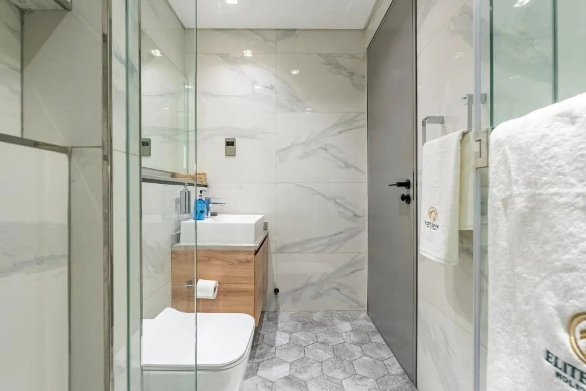⁨MAG318, Modern Studio Apartment with Great Amenities and Canal View, 5min Walk to Dubai Mall⁩ — صورة 49